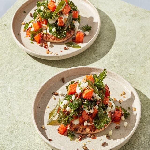 Mit heissem Honig karamellisierter Butternut Kürbis auf einer Tostada